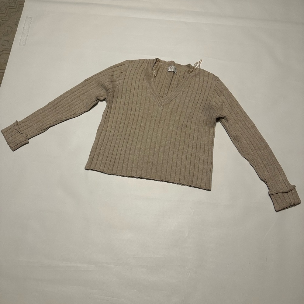 POOF APPAREL SOFT AND STRETCHY WOMEN V-NECK SWEATER SIZE M IN EXCELLENTCONDITION